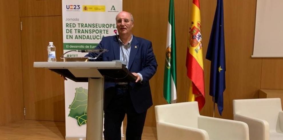 El director general de transportes del Gobierno de Aragón, Miguel Ángel Anía, en una jornada este lunes en Granada