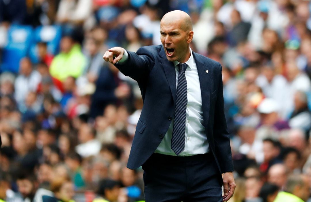 Zidane da indicaciones a los jugadores del Real Madrid.