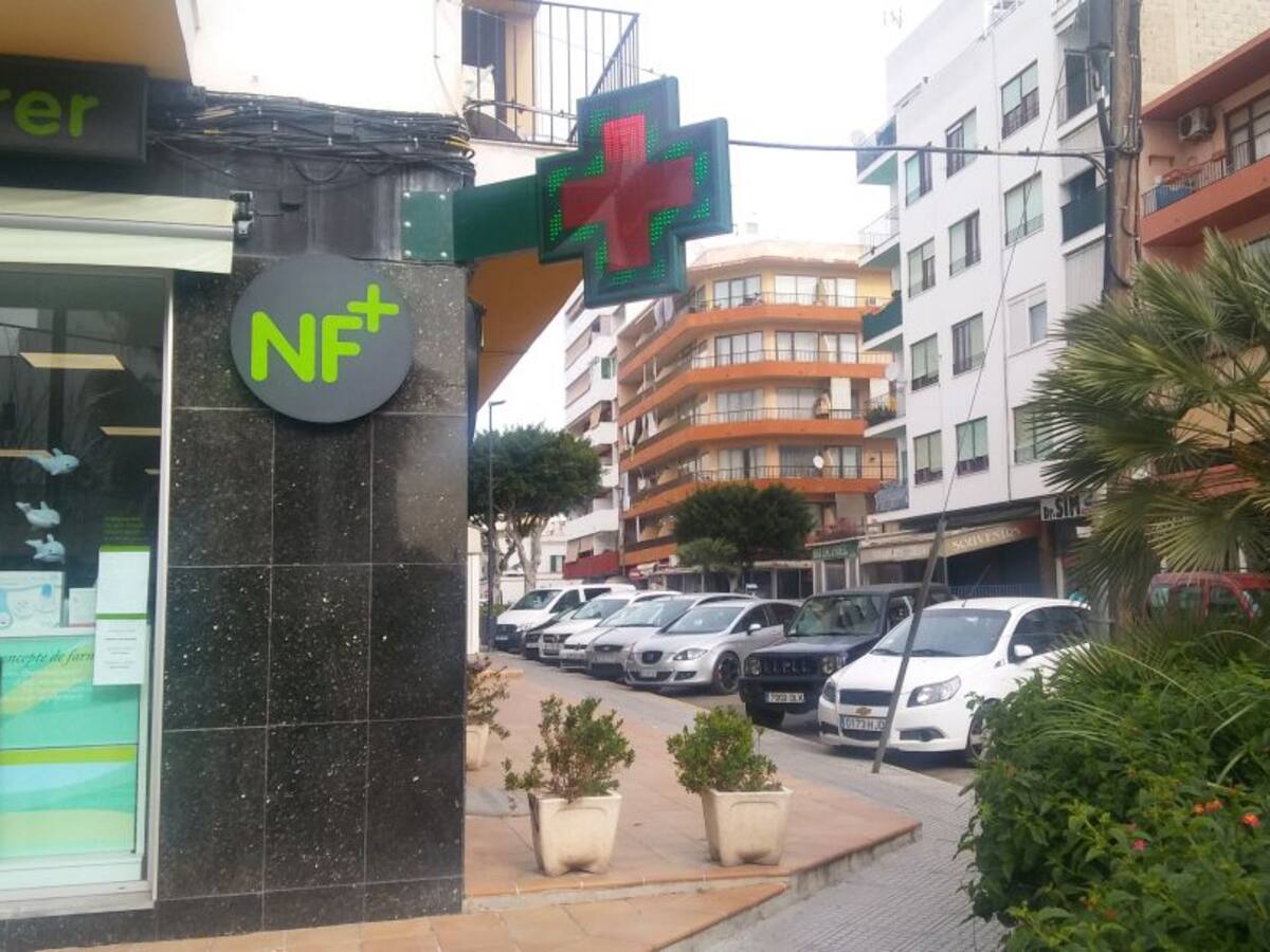 Los farmacéuticos dicen que hay intermediarios que "han hecho el agosto" con las mascarillas