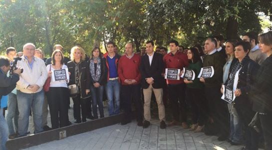 El líder regional del PP andaluz Juanma Moreno asiste en Granada a la concentración celebrada este sábado por su partido en repulsa de los atentados de París