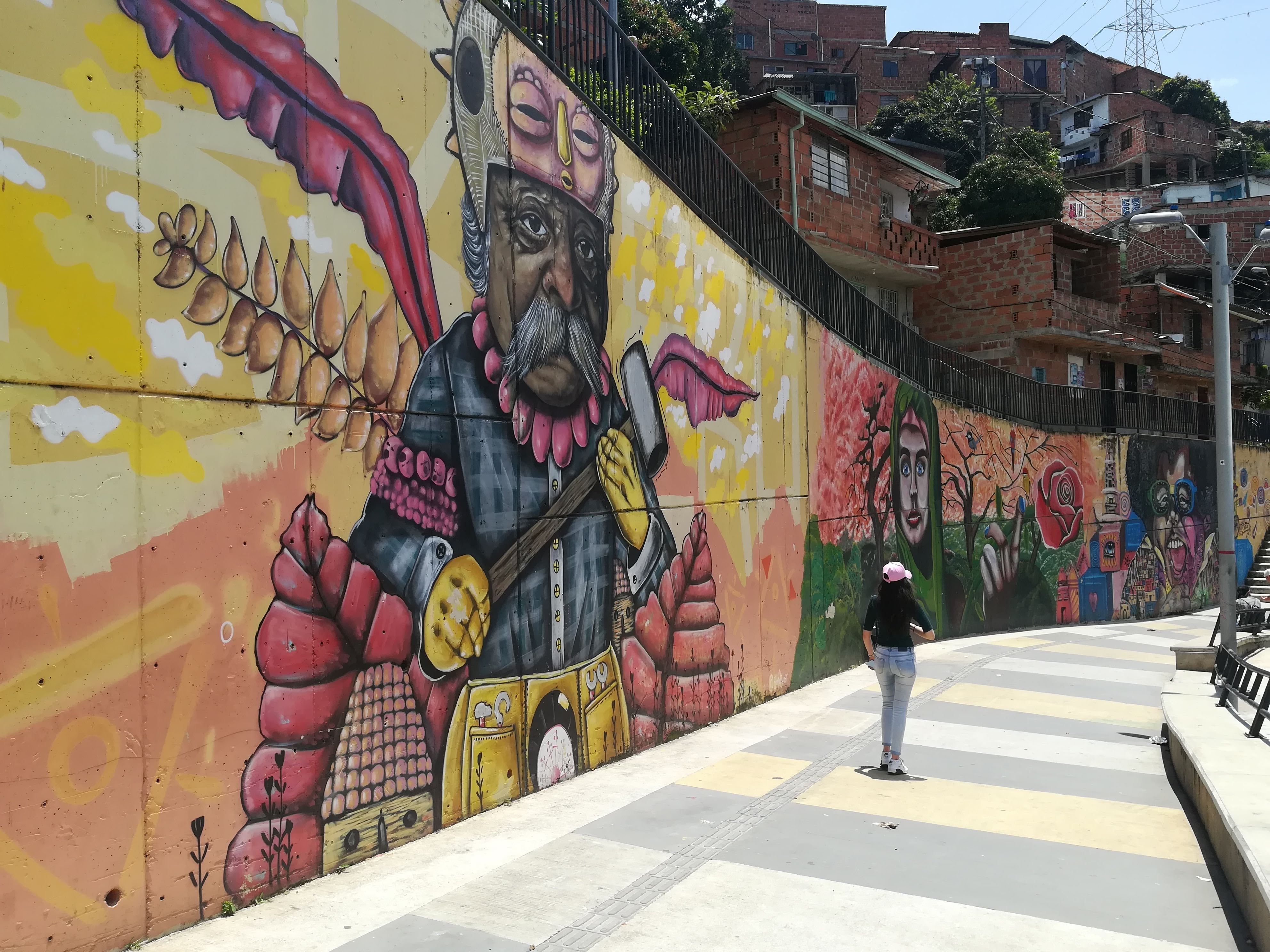 Detalle de los murales que decoran en Medellín el barrio paisa de &quot;Comuna 13&quot;