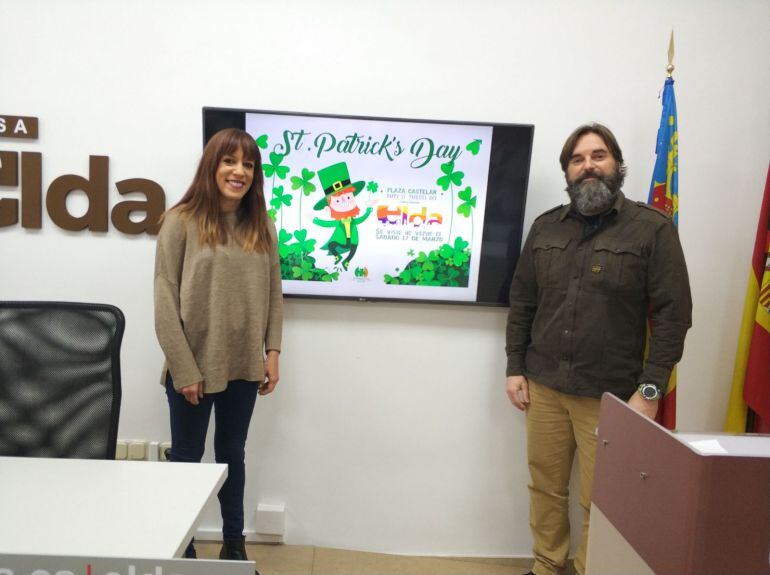 Elda se prepara para practicar inglés en el Día de San Patricio