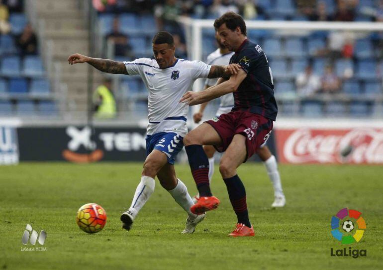 Jugada del encuentro disputado entre el CD Tenerife y la SD Huesca