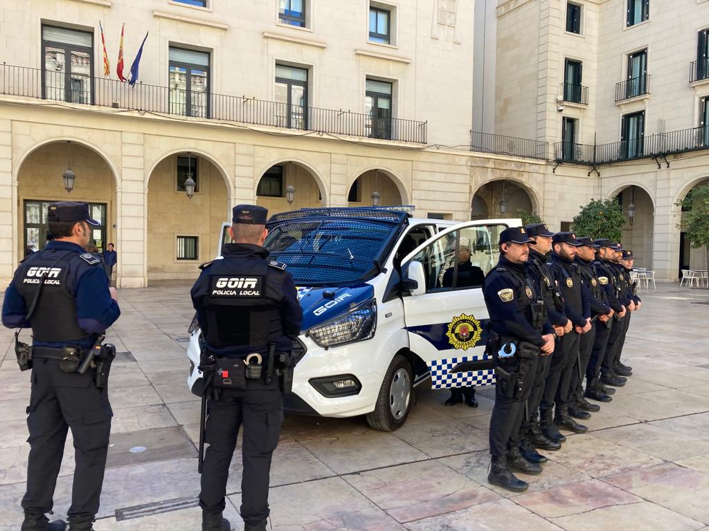 Agentes de la Unidad GOIR de la Policía Local de Alicante con sus chalecos antibala