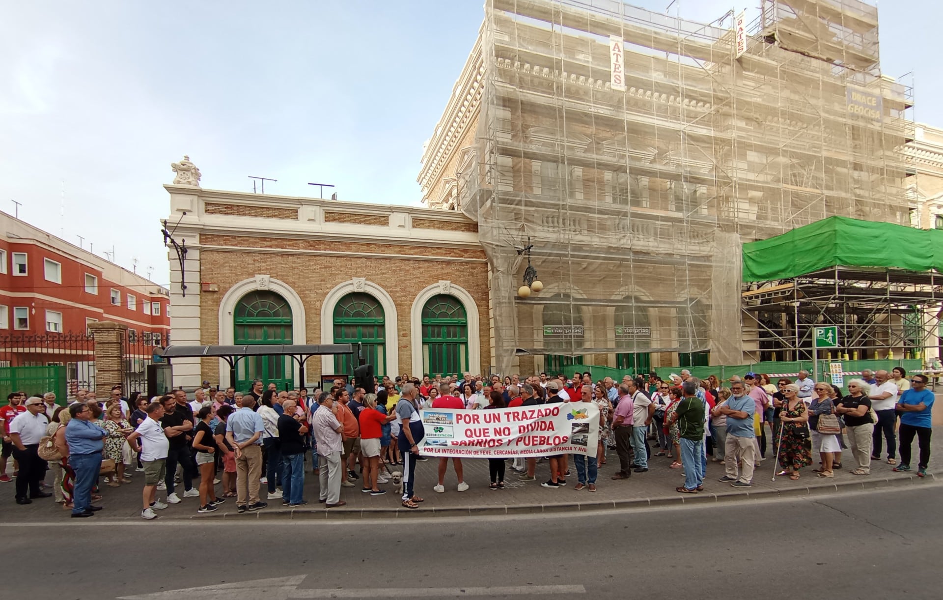 Manifestantes reclaman ante la estación Víctor Beltrí de Cartagena mejores conexiones ferroviarias para la ciudad.