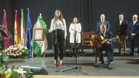 Gema Jiménez interpreta su versión del Himno de Andalucía, acompañada a la guitarra por Eduardo Rebollar