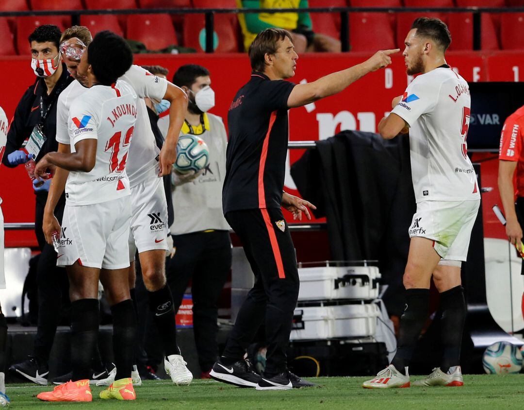 Lopetegui da instrucciones a Ocampos en el derbi