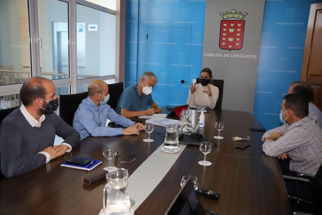 Un momento de la reunión entre el Cabildo de Lanzarote y el Ayuntamiento de Tías.