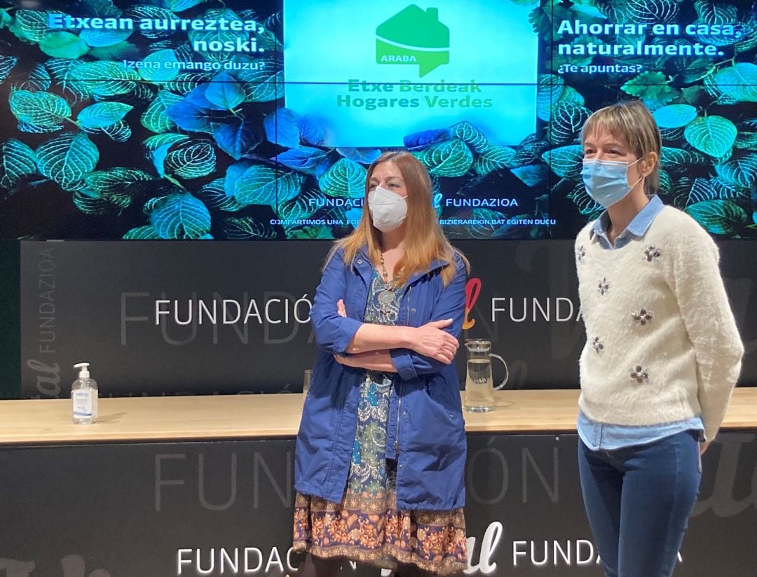 A la izquierda, Maite Bravo, coordinadora de &#039;Hogares Verdes&#039;; a la derecha, Arantxa Sánchez de Opacua, directora de la Fundación Vital 