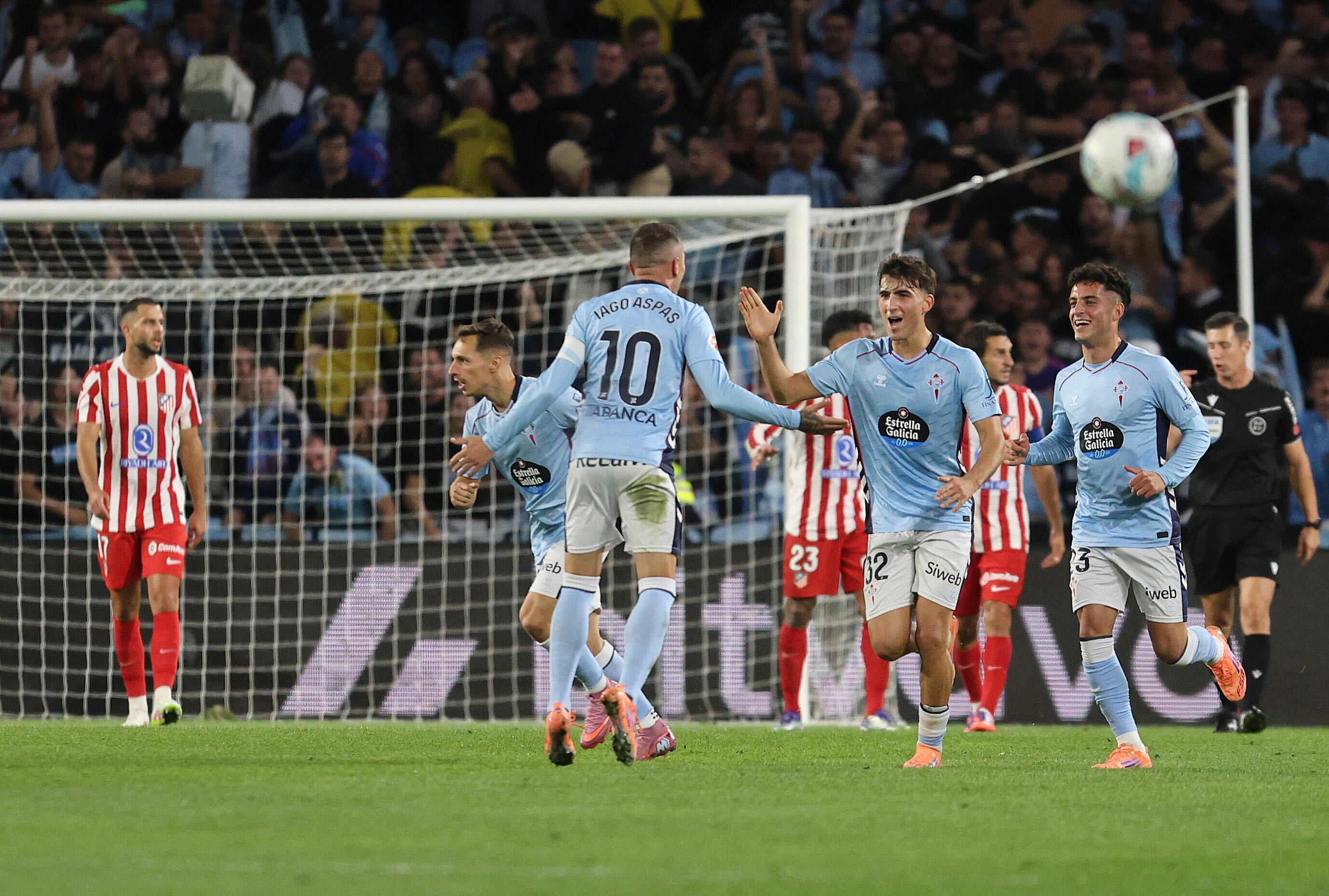 VIGO (PONTEVEDRA), 05/10/2025.- El delantero del Celta Iago Aspas (c) celebra con sus compañeros tras marcar ante el Atlético, durante el partido de la octava jornada de LaLiga EA Sports que Celta de Vigo y Atlético de Madrid disputan este domingo en el estadio de Balaídos. EFE/Salvador Sas
