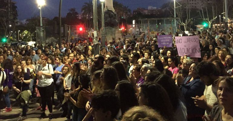 Participantes en la concentración para protestar por la sentencia contra 'La Manada'.