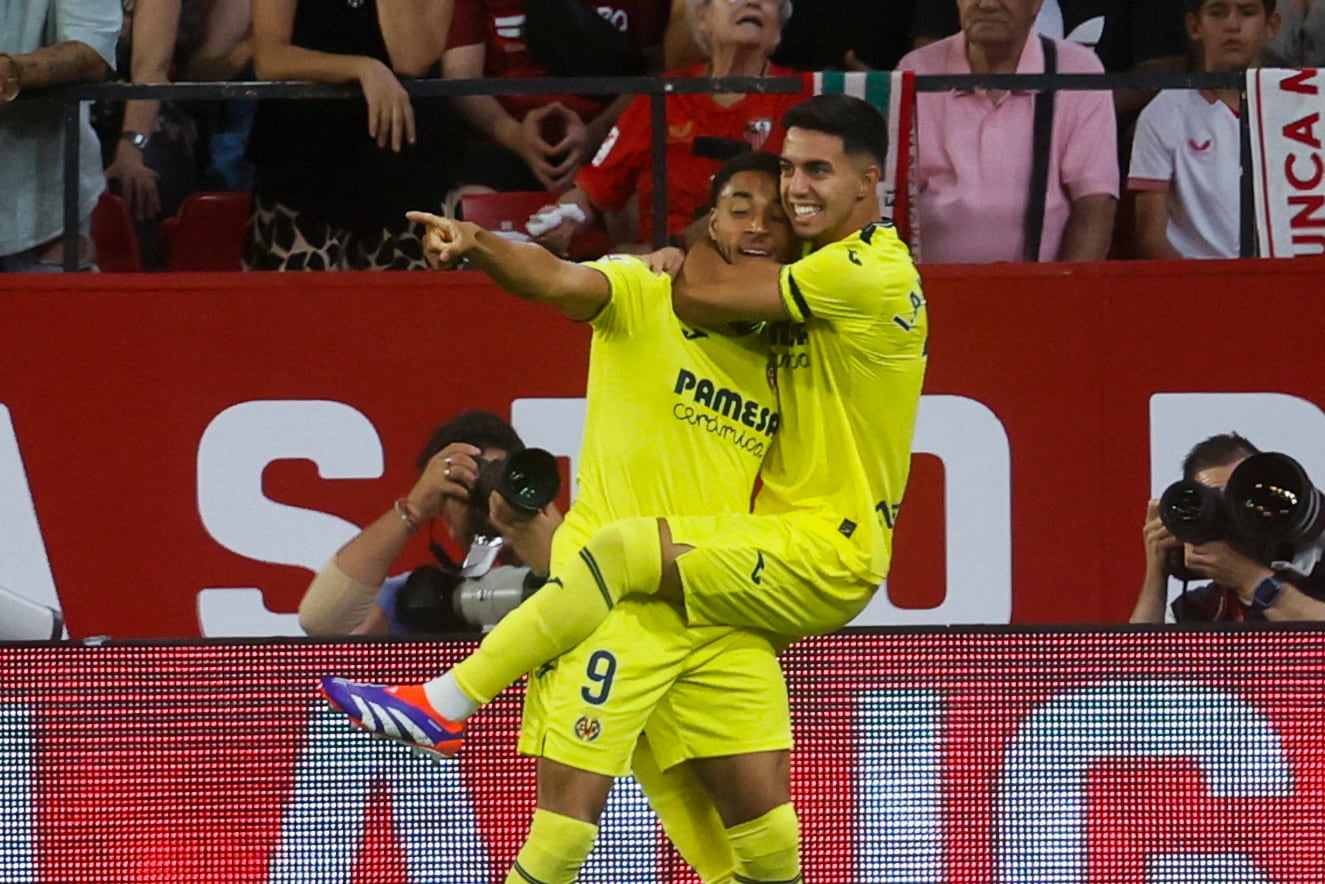 SEVILLA, 23/08/2024.- El delantero neerlandés del Villarreal Arnaut Danjuma (i) celebra el primer gol de su equipo, en el partido de LaLiga ente el Sevilla y el Villarreal, este viernes en el estadio Sánchez Pizjuan. EFE/José Manuel Vidal
