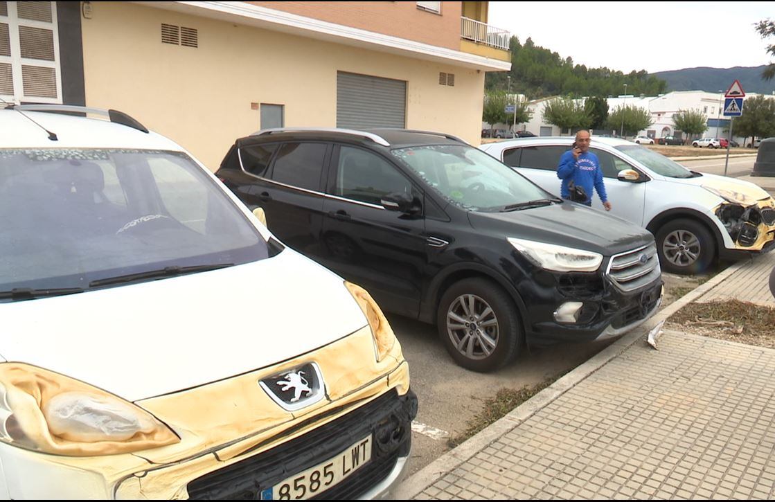 Coches afectados por el calor de las llamas.