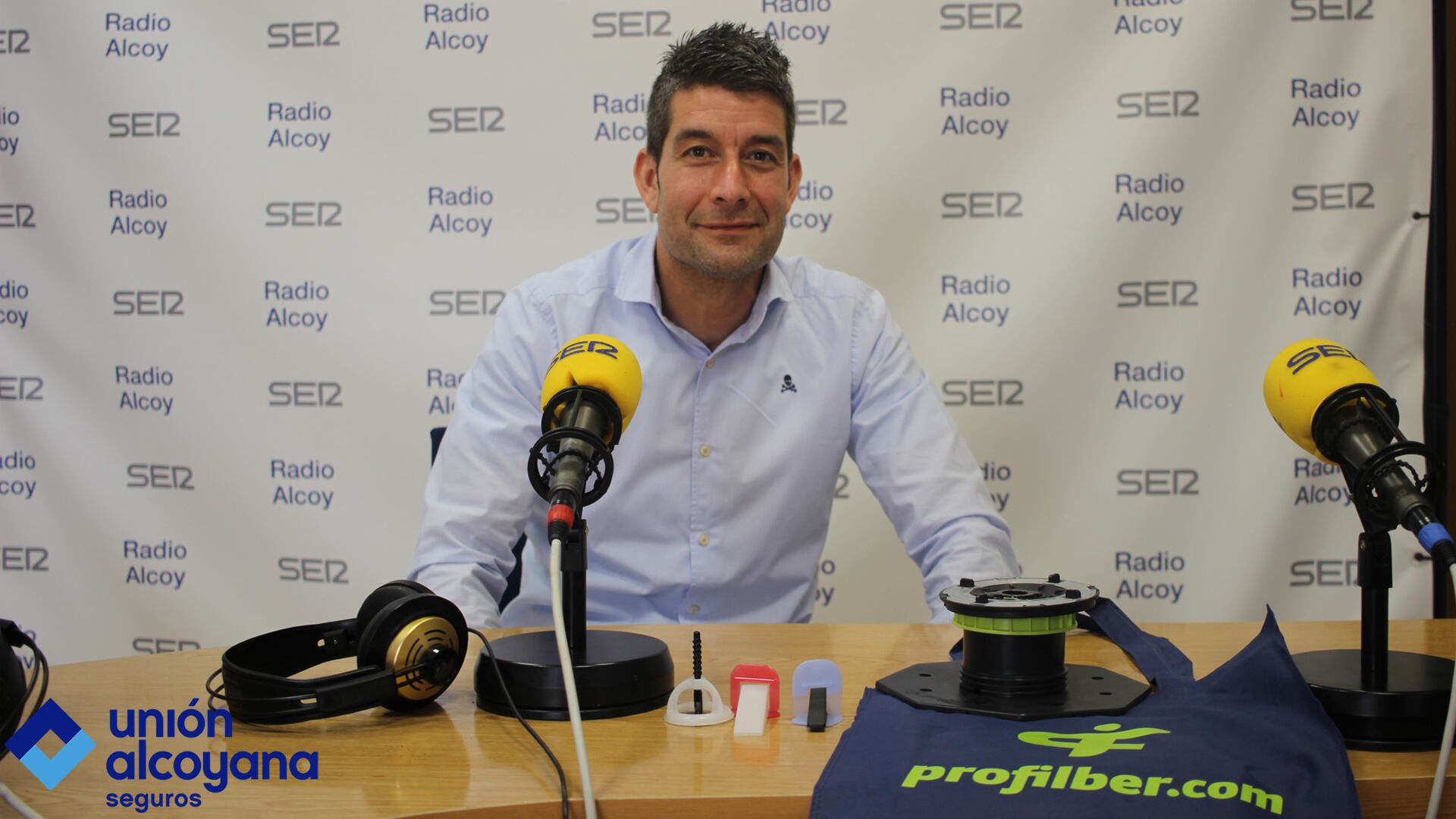 Saúl González, CEO de Profilber, con algunos de los productos que fabrican en la empresa situada en Ibi.