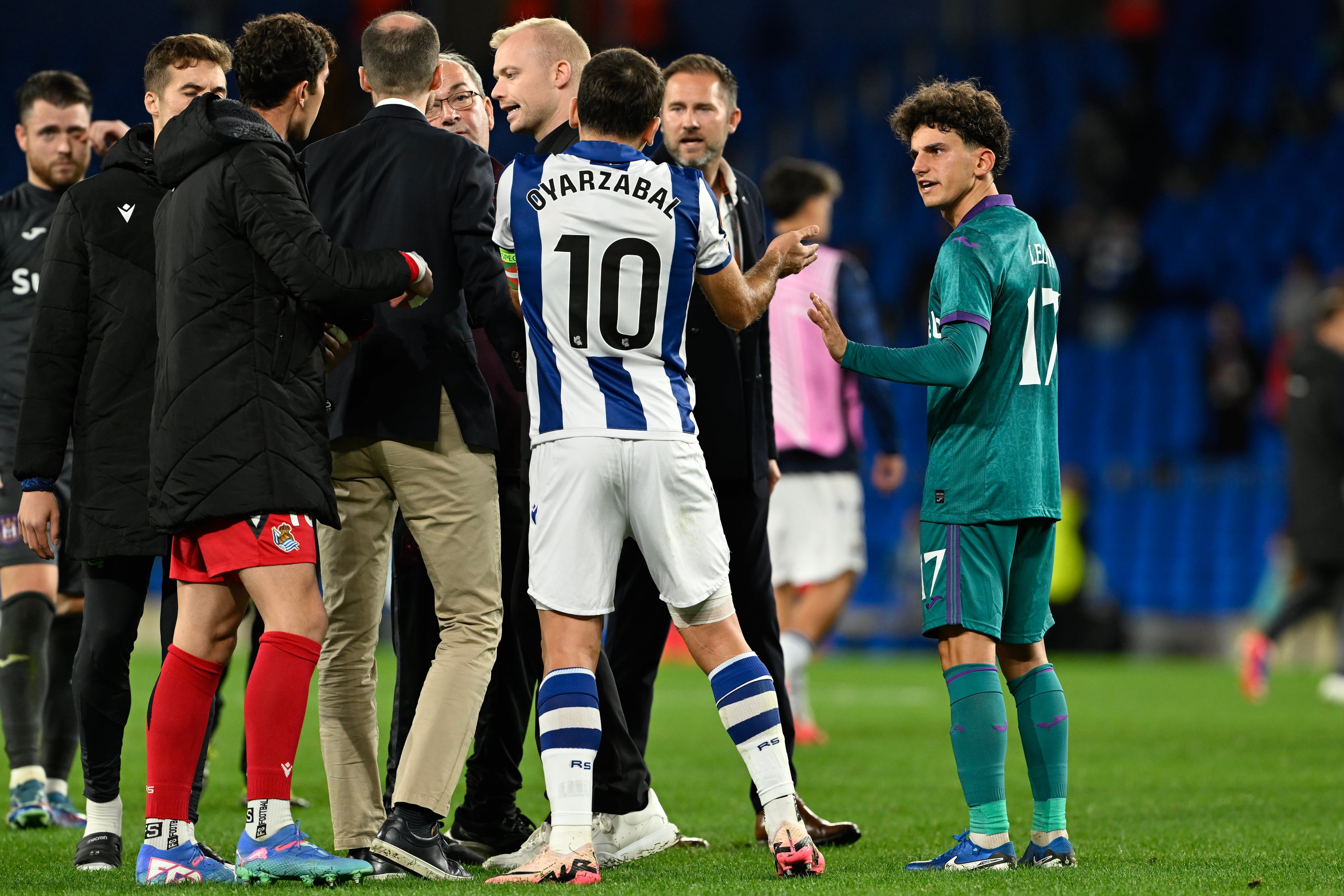 Oyarzabal increpando a los jugadores del Anderlecht tras el partido