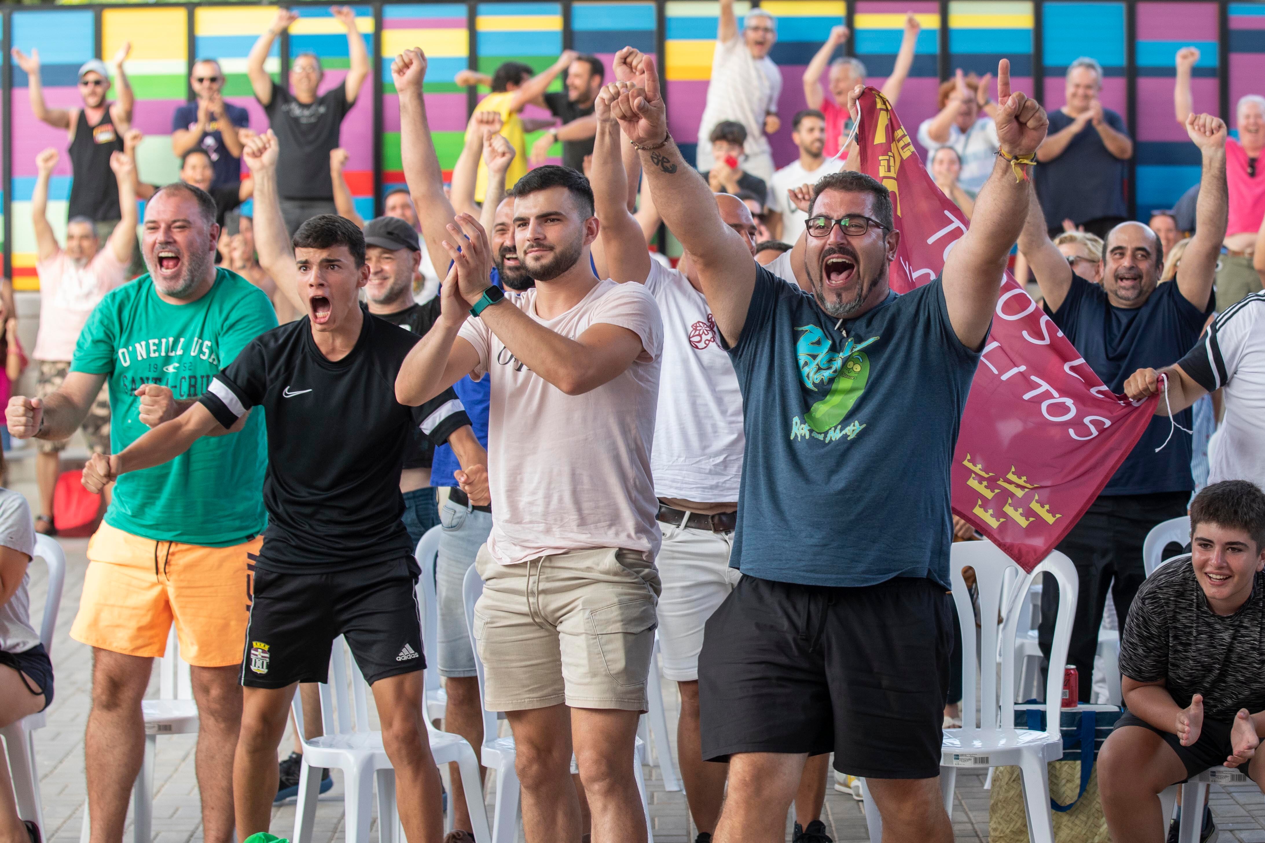 EL PALMAR, (MURCIA), 16/07/2023.- Vecinos de la pedanía de El Palmar, celebran la victoria del tenista murciano Carlos Alcaraz ante el serbio Novak Djokovic, este domingo a través de una pantalla en el Centro Juvenil de el Palmar. EFE/Marcial Guillén
