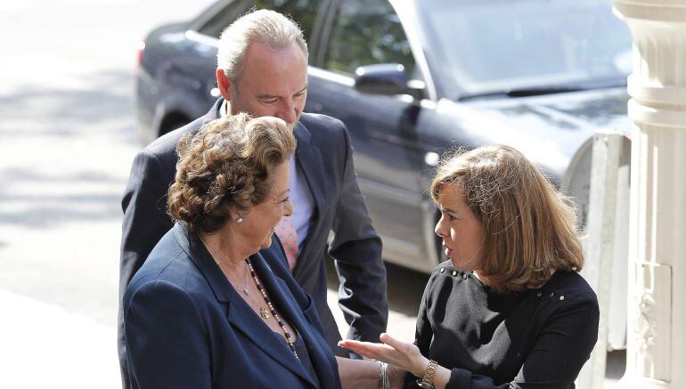 GRA038. VALENCIA, 02/06/2015.- La vicepresidenta del Gobierno, Soraya Saénz de Santamaría (d), conversa con el presidente de la Generalitat, Alberto Fabra, y la alcaldesa de Valencia, Rita Barberá, a su llegada esta mañana al Palau de l&#039;Exposició donde ha inaugurado el segundo Congreso de Editores de Medios de Europa y América Latina-Caribe, en el que editores y responsables de medios de comunicación, entre ellos el presidente de la Agencia EFE, analizan aspectos como la visión recíproca que se tiene en ambas regiones, la libertad de prensa y el tratamiento de las catástrofes. EFE/Manuel Bruque