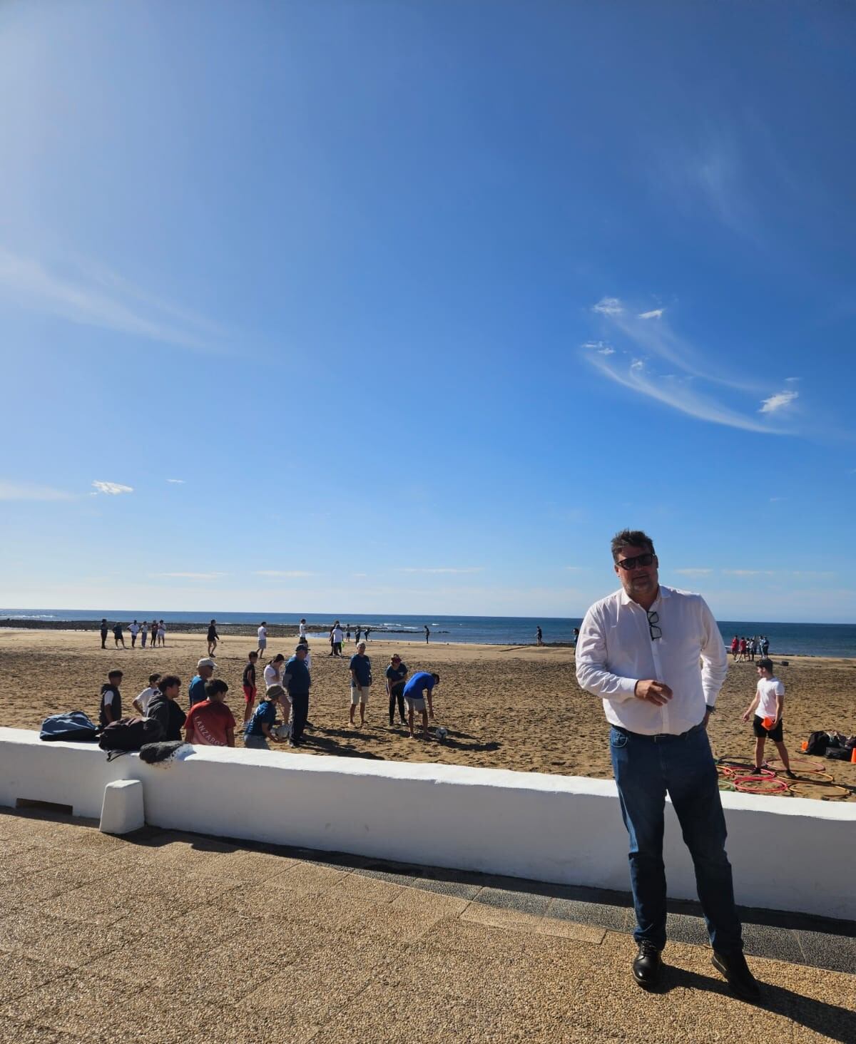 Isidro Pérez, alcalde de San Bartolomé, en Playa Honda.