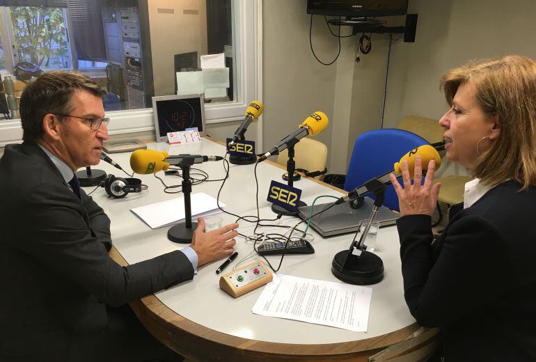 El presidente de la Xunta, Alberto Núñez Feijoo, con Aida Pena en el estudio de Radio Galicia