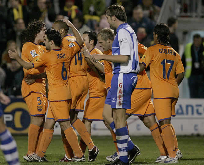 Lo jugadores del Barça celebran el primer gol de Henry