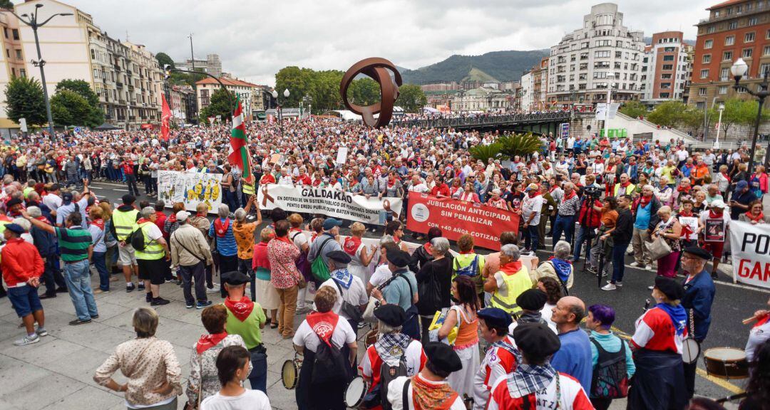 Vista de la manifestación convocada este lunes por el movimiento de pensionistas de Bizkaia, en plenas fiestas de Bilbao, para reclamar unas pensiones públicas &quot;dignas&quot;.