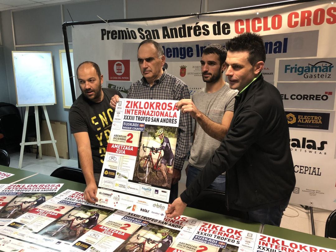 Unai Rodríguez (alcalde), José Mari Ibáñez Loio (Ametzaga), Ander Gallastegi (Club) y Ruiz de Larrinaga (corredor).