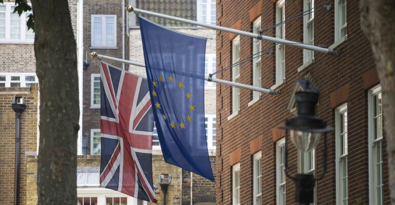 Una bandera británica y una europea en una calle de Londres