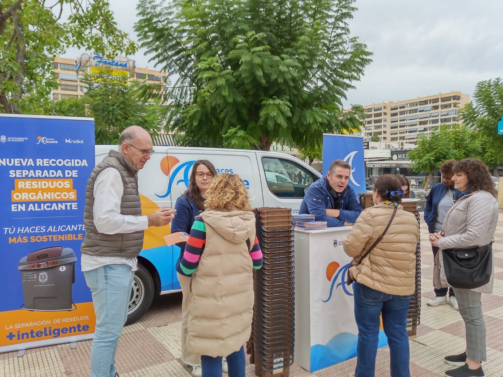 Stand informativo sobre el contenedor marrón en la Playa de San Juan