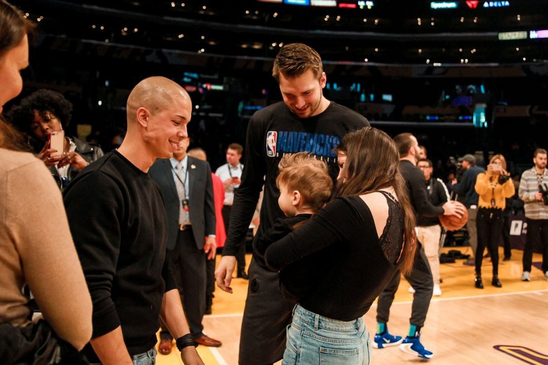 Luka Doncic, con el niño al que ha ayudado