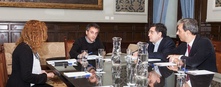 Xulio Ferreiro, alcalde de A Coruña, junto a miembros del PSOE Coruñés