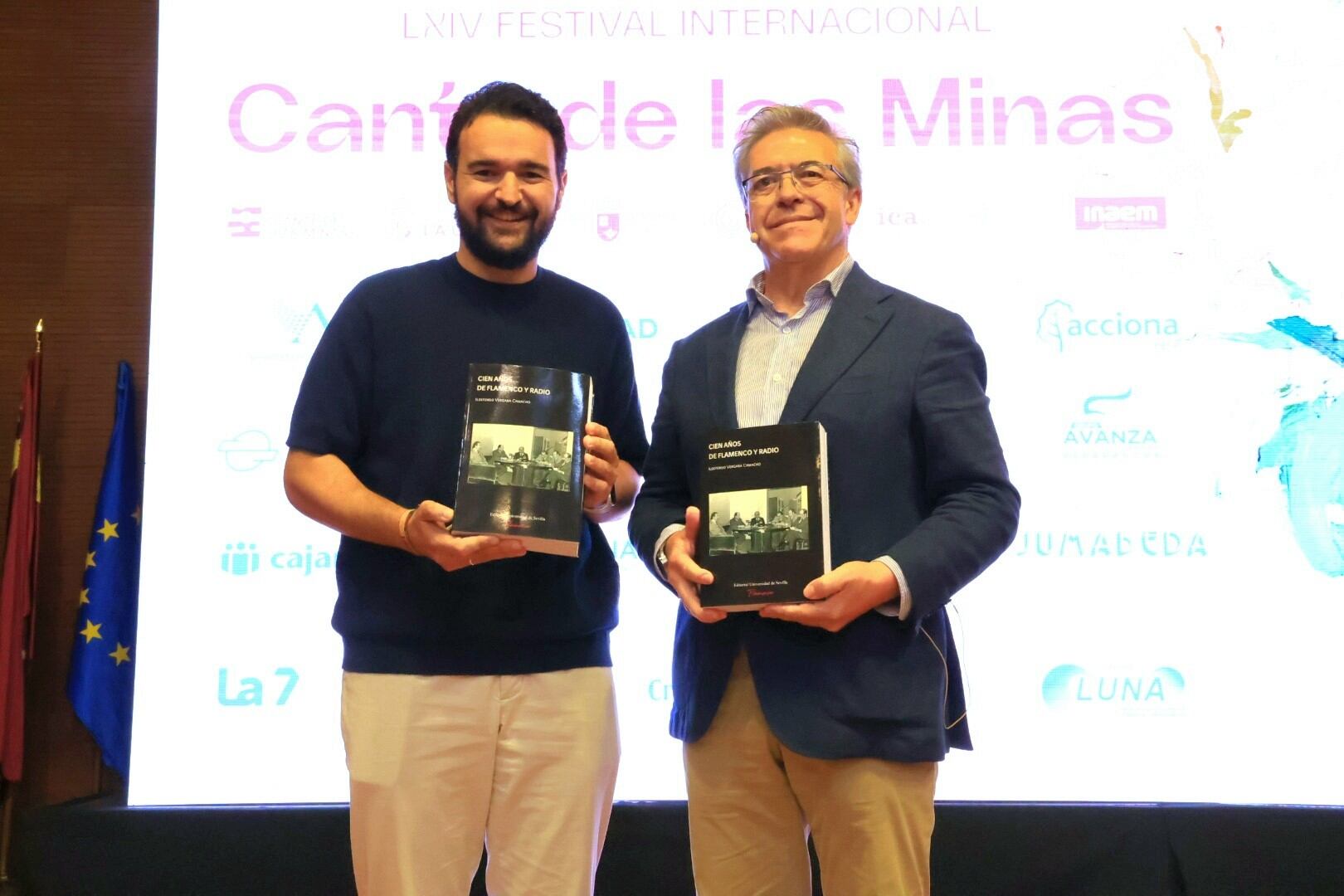 El libro “Cien años de flamenco y radio” es un riguroso y completo estudio sobre el papel de este medio de comunicación en la difusión de este arte con vocación universal. En la foto Joaquín Zapata, alcalde de la Unión e Idelfonso Vergara, autor del libro.