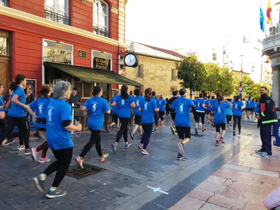 Participantes tras el pistoletazo de salida a la carrera en recuerdo de Eloy Palacio. A la derecha, su compañero Juan Carlos Fernández "Cuni"