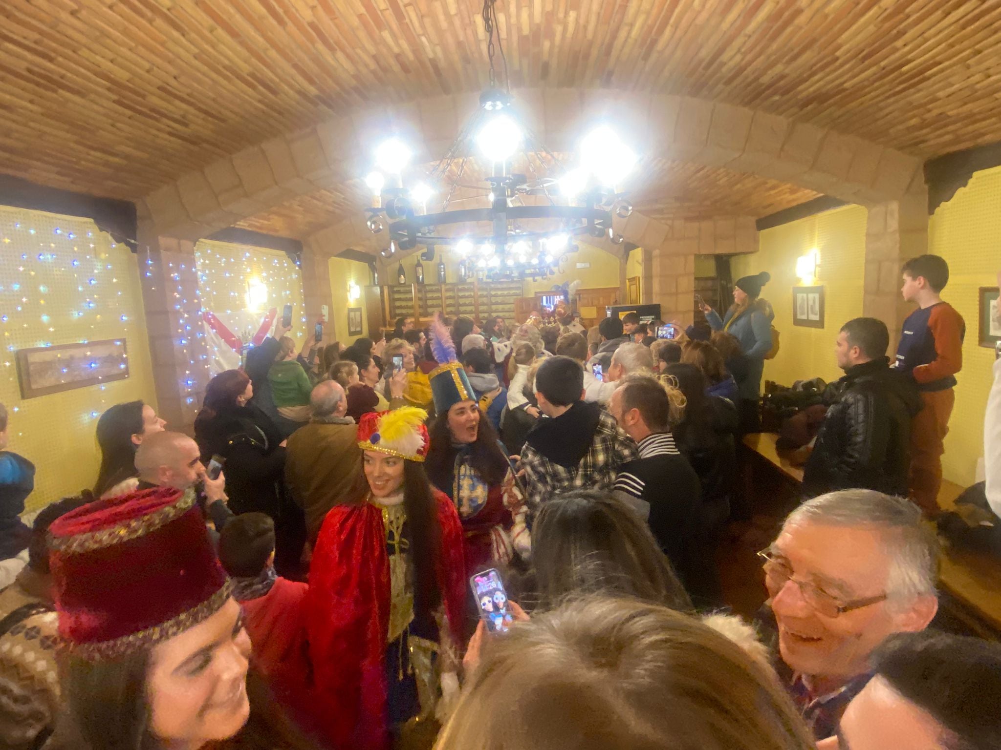 Visita de los Reyes Magos en la sociedad gastronómica Rondalosa
