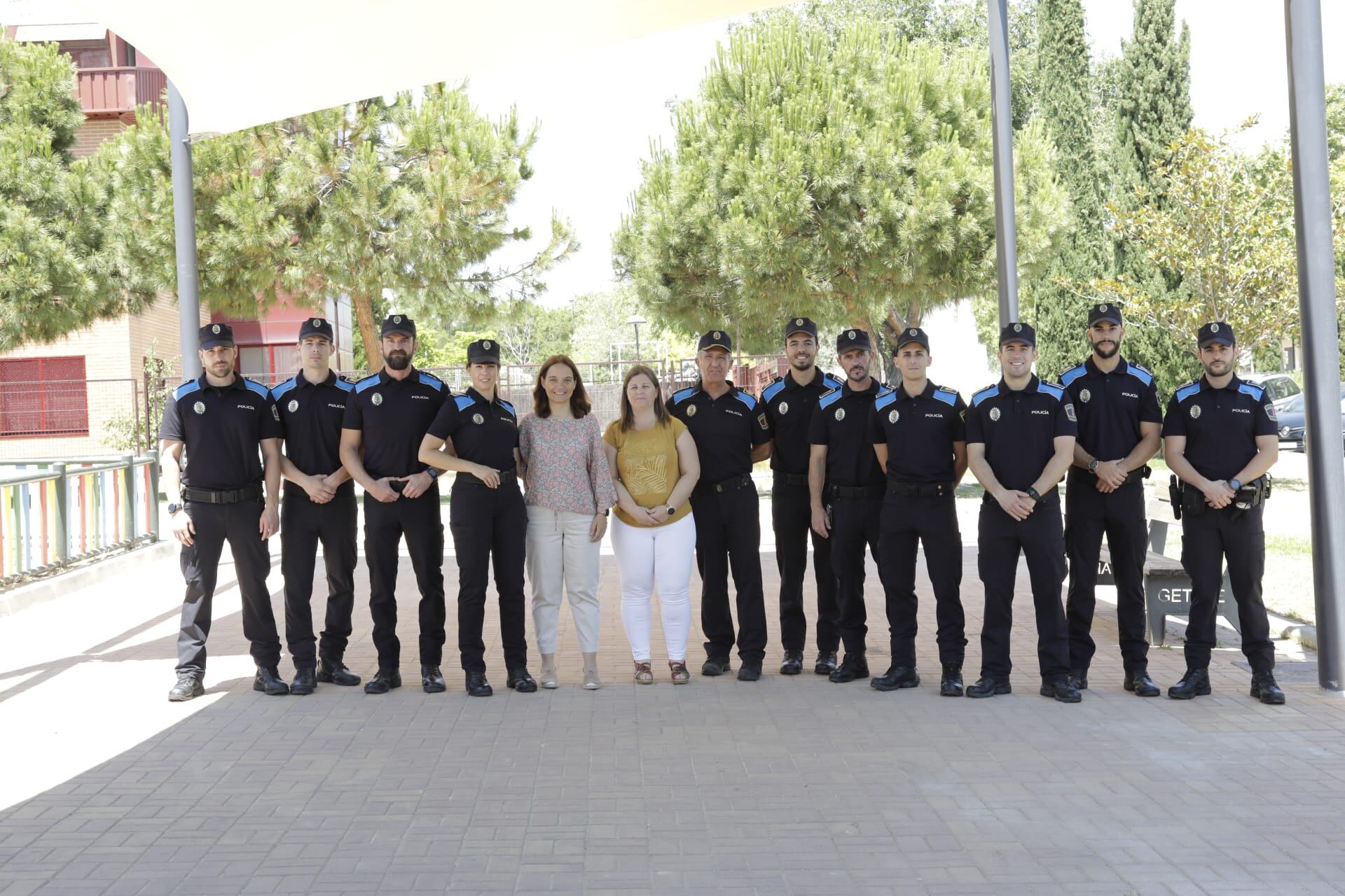 Los nuevos agentes locales con la alcaldesa y la concejala de Seguridad