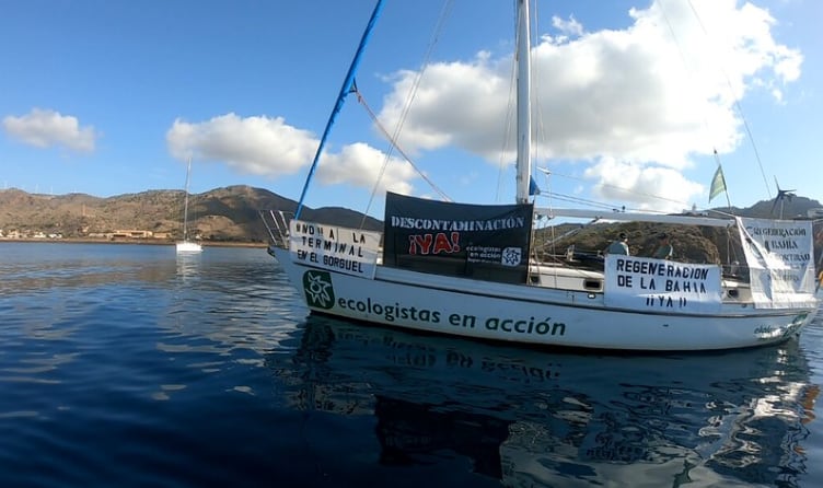 El velero ‘Diosa Maat’ de Ecologistas en Acción ha desplegado este martes varias pancartas para exigir la regeneración de la bahía de Portmán