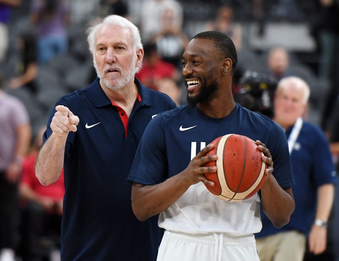 El seleccionador de Estados Unidos Gregg Popovich, junto a Kemba Walker.