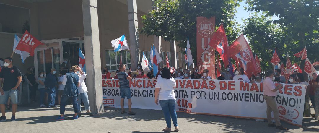 Concentración frente a la residencia de DomusVi