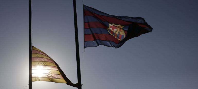 Las banderas ondean a media asta en las instalaciones del FC Barcelona