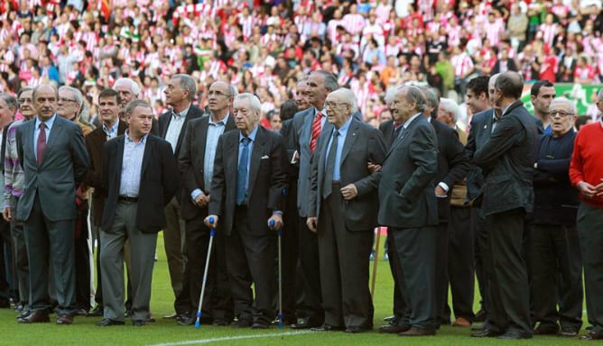 Exjugadores y entrenadores del Athletic Club, durante los prolegómenos del encuentro que sirvió como despedida del Estadio de San Mamés. Algunos de ellos, como Gerrero, Andrinua, Dani e Iribar se vistieron de corto.