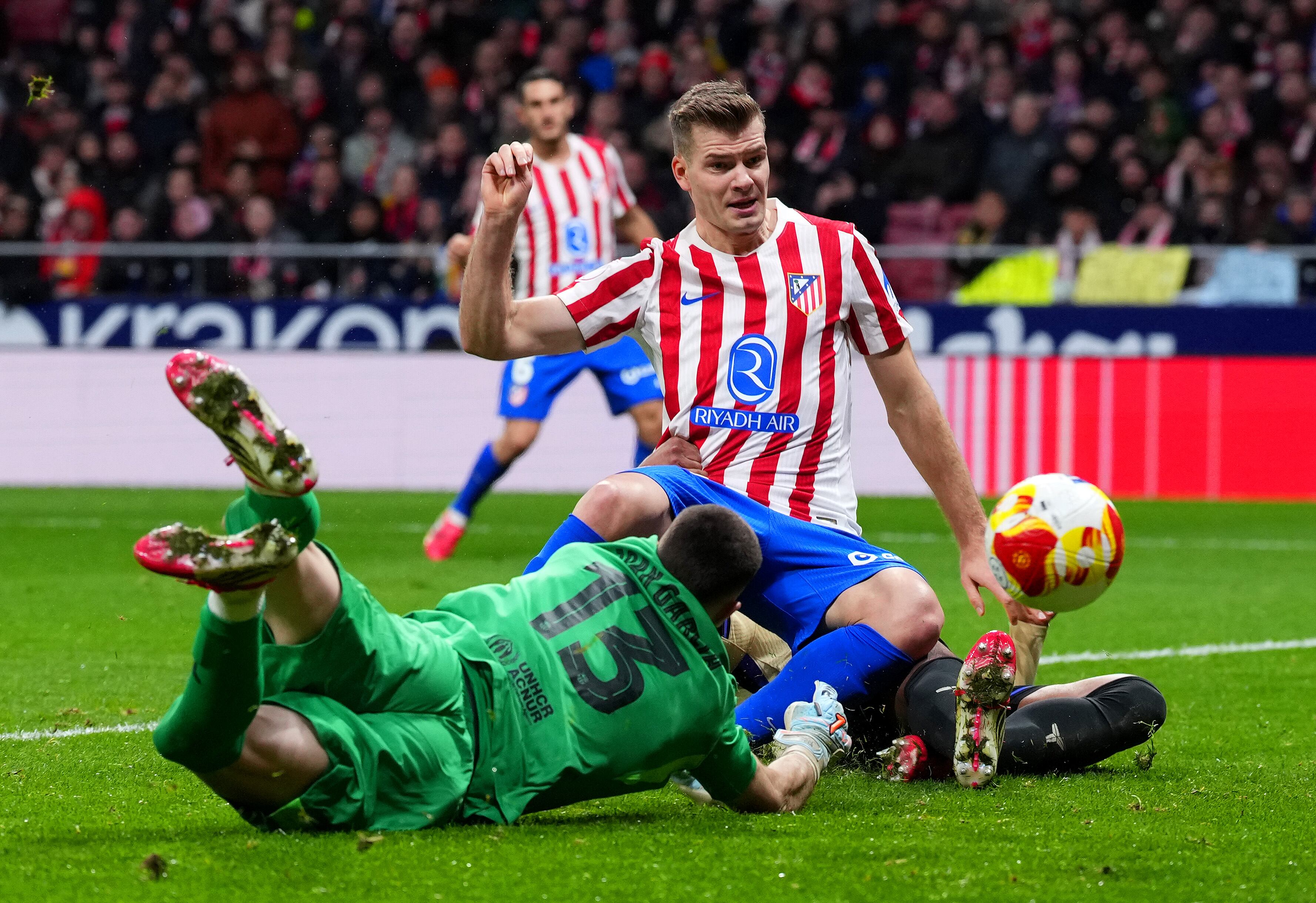 Alexander Sorloth busca un remate durante el Atlético-Barça de Copa
