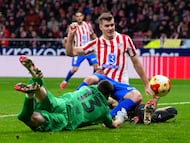 Alexander Sorloth busca un remate durante el Atlético-Barça de Copa