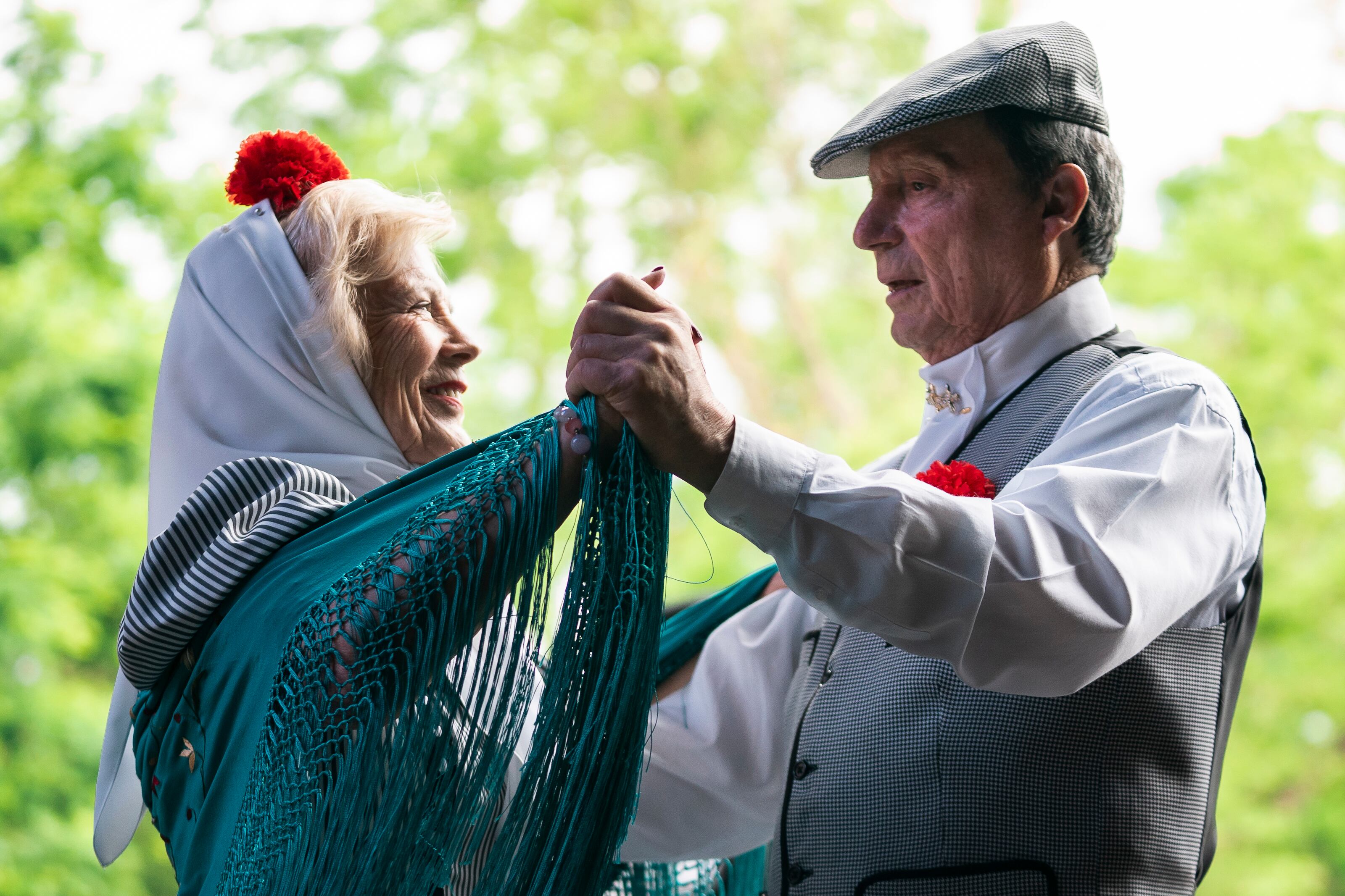 Una pareja de chulapos baila un chotis en Madrid