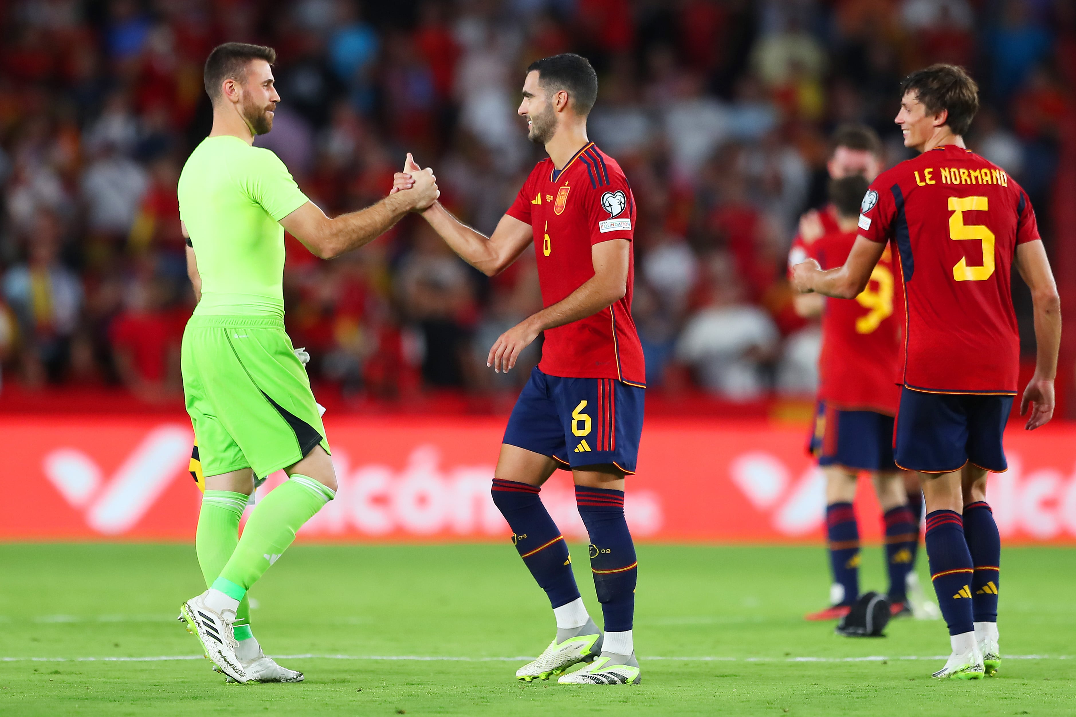 Saludo entre Unai Simón y Mikel Merino