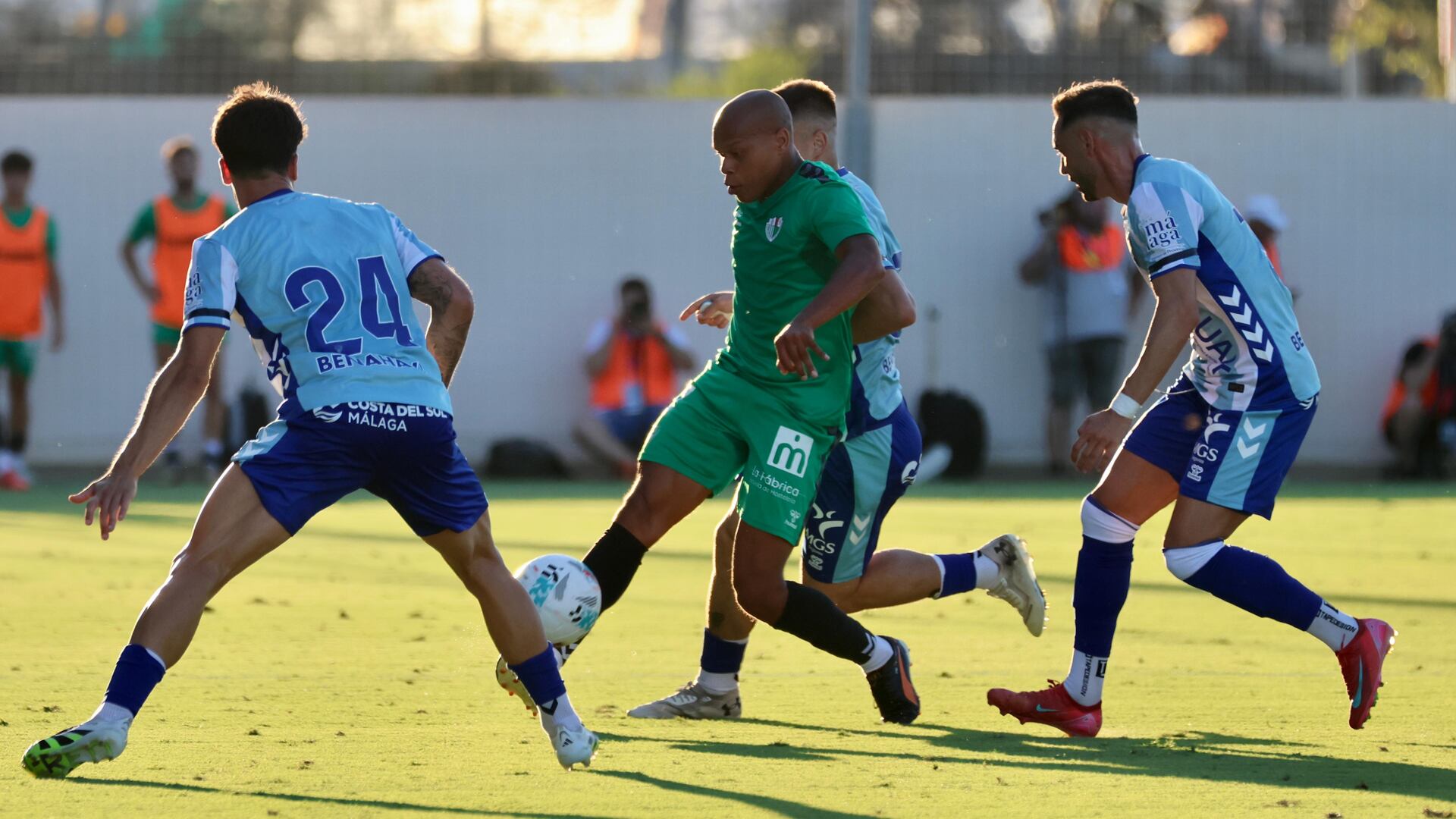 El jugador del Antequera CF Jonathan Biabiany disputando un balón en el amistoso ante el Málaga CF
