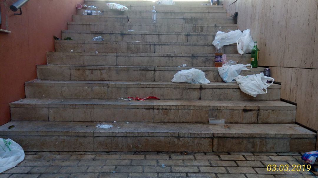 Restos de un botellón en el Casco Antiguo tras los pasados Carnavales