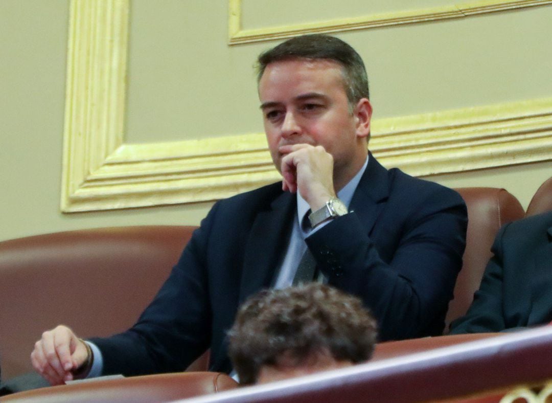 El jefe de gabinete de Pedro Sánchez, Iván Redondo, en la tribuna de invitados durante la primera sesión del debate de investidura del presidente del Gobierno