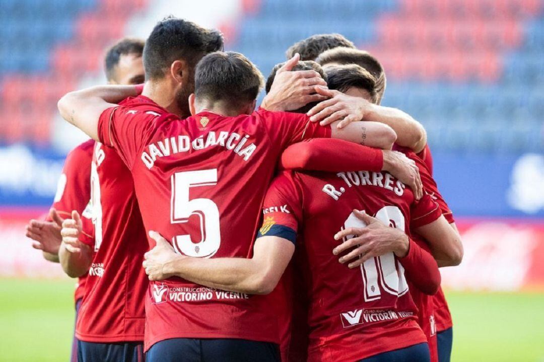 Osasuna celebra su victoria ante el Cádiz en el Sadar 