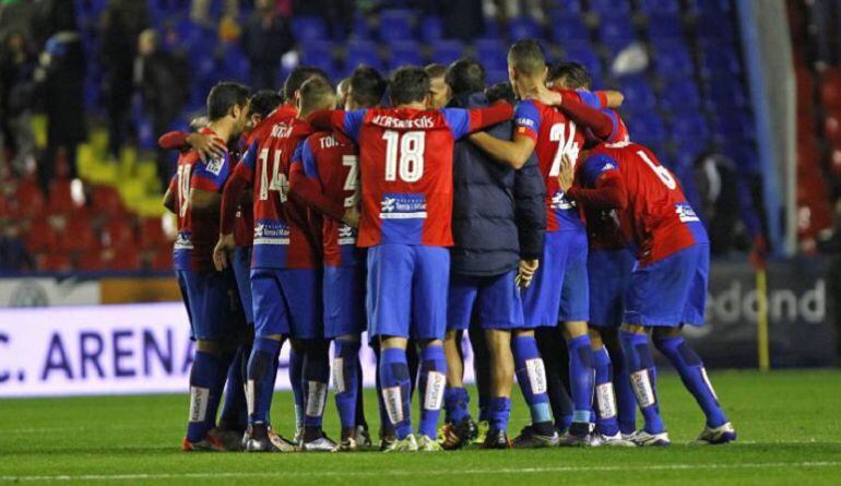 La plantilla celebra la victoria