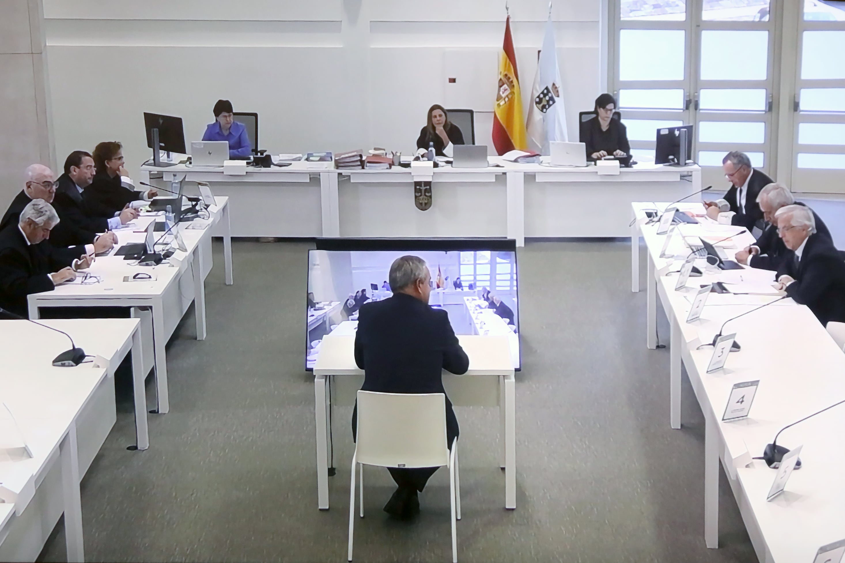 SANTIAGO DE COMPOSTELA, 25/10/2022.- Vista de las pantallas que siguen del juicio el caso Alvia en Santiago de Compostela, que se ha retomado este martes con la declaración de diez policías nacionales, entre los que se encuentran algunos de los que hablaron con el maquinista del tren, Francisco José Garzón Amo, tras el accidente que costó 80 muertes. EFE/Xoán Rey.
