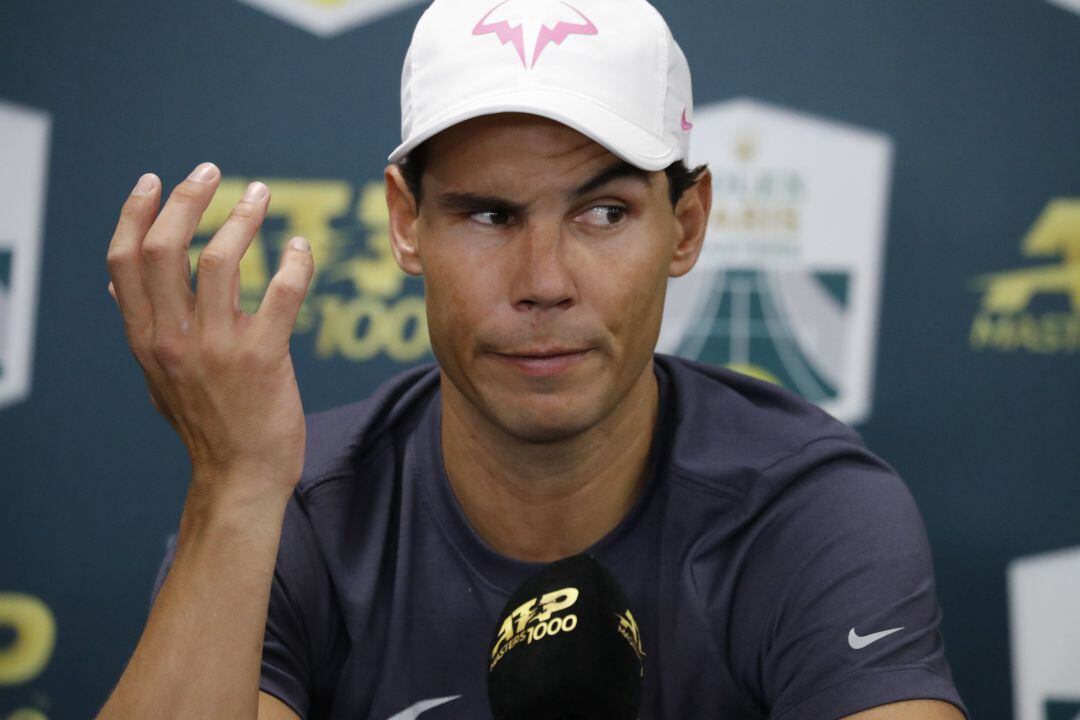 Nadal, con gesto extrañado atiende a los medios en París-Bercy.